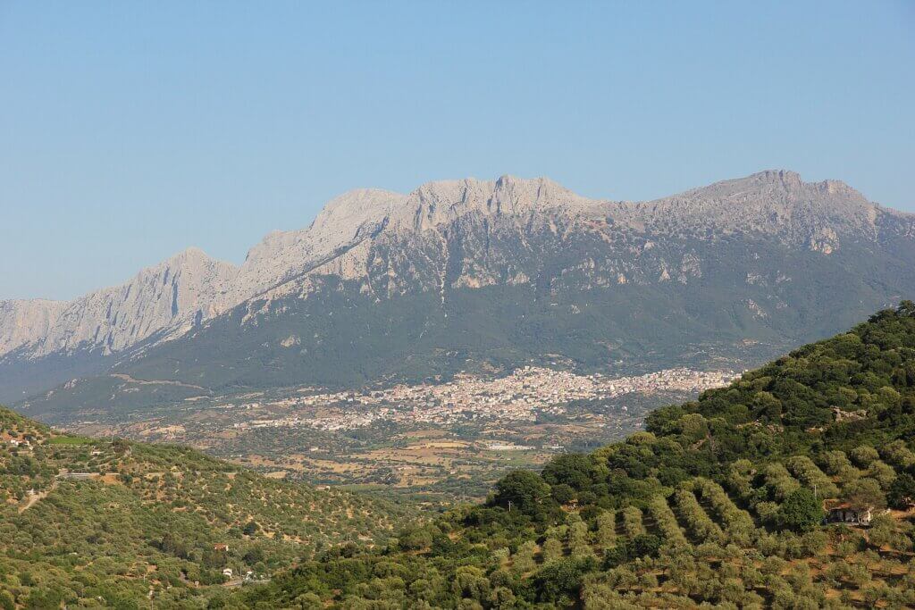 Oliena ved foden af bjergmassivet Monte Corrasi, Sardinien.