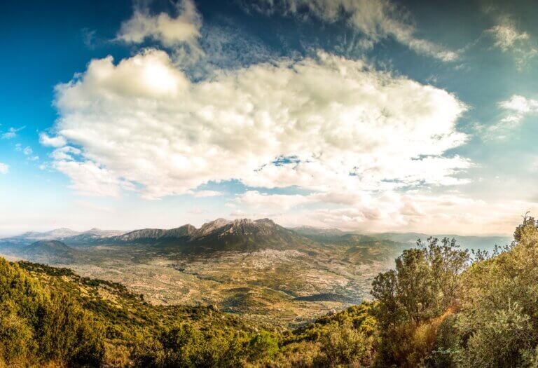 Oliena beliggende ved foden af Monte Corrasi, Nuoro-provinsen, Sardinien