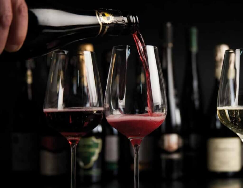 Lambrusco er stærkt på vej frem 2 Lambrusco hældes op i et glas