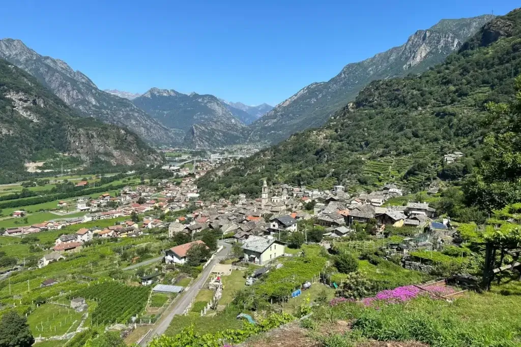 Alpelandskab med byerne Caluso, Carema og Canavese
